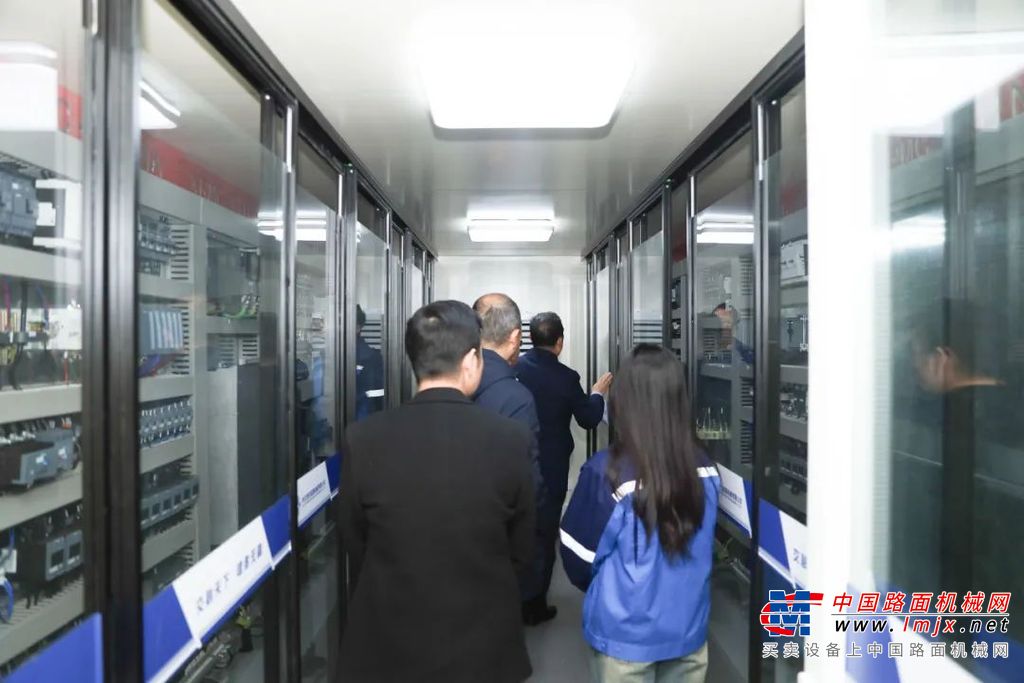 隧装系列产品是中交西筑依靠中交集团“内循环”大市场体系建设设计的新产品，在此基础上，自主研发的逃生管道台车、智能化防水板挂布台车填补了集团内市场空白。当参观人员了解到中交西筑隧装系列产品从立项到工地首秀仅用了半年时间时，纷纷对中交西筑的产品研制能力表示赞赏，同时对中交西筑深化改革、落实政策、创新研发等方面的工作表示肯定，并对感兴趣的地方进行了询问，王玄卫和相关工作人员一一做了细致解答。