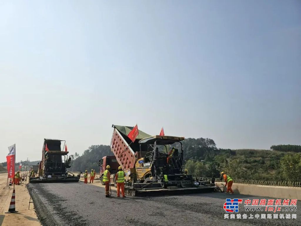 近日，中交西筑路面工程分公司208项目经理部实施的沥青摊铺下面层试验段顺利完成摊铺，标志着208项目正式进入沥青面层施工阶段。