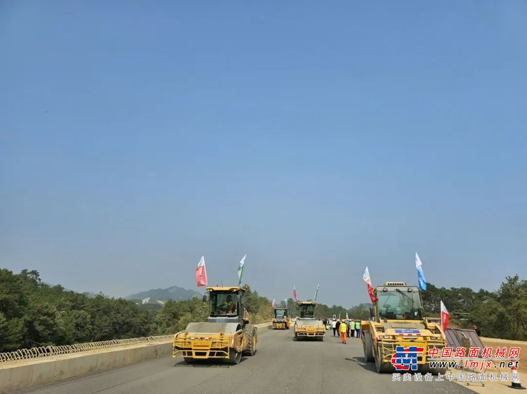 	国道208线晋中长治界至屯留小河北段改扩建工程是山西省“十四五”现代综合交通运输体系发展规划重大交通项目之一，是长治市规划“一纵一横一环”一级公路国道主骨架中“一纵”的主要组成部分。此次沥青下面层试验段施工里程桩号为K894+660～K894+860右幅，全长200米，设计厚度8厘米、宽度10.25米，采用AC-25粗粒式SBS改性沥青混凝土，设计沥青混合料378吨。