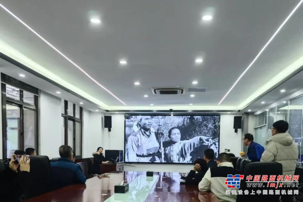 活动还特别设置了历史事件知识竞赛环节。通过抢答、必答等形式，让青年员工们积极参与，竞相展示自己的历史知识储备。这一环节不仅让大家对党的历史有了更加深入的了解，更激发了大家学习红色历史、传承红色基因的热情。此次“铭记红色历史，砥砺青春前行”主题趣味党工团活动，不仅丰富了青年员工的文化生活，更激发了大家的爱国情怀和时代责任感。大家纷纷表示，将以此次活动为契机，继续发扬革命传统，传承红色基因，为实现中华民族的伟大复兴贡献自己的青春力量。