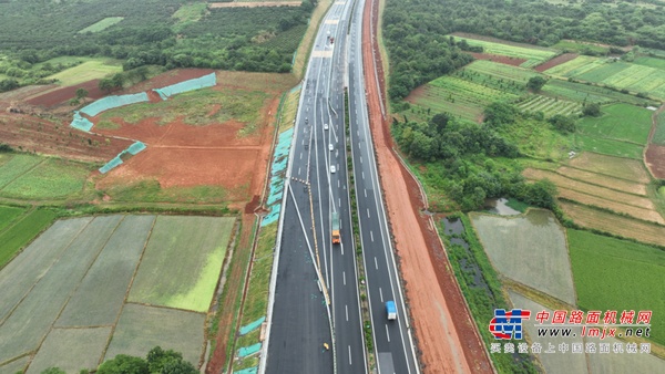 装点大地，看中交西筑路面施工各项目如何让祖国大地换新颜