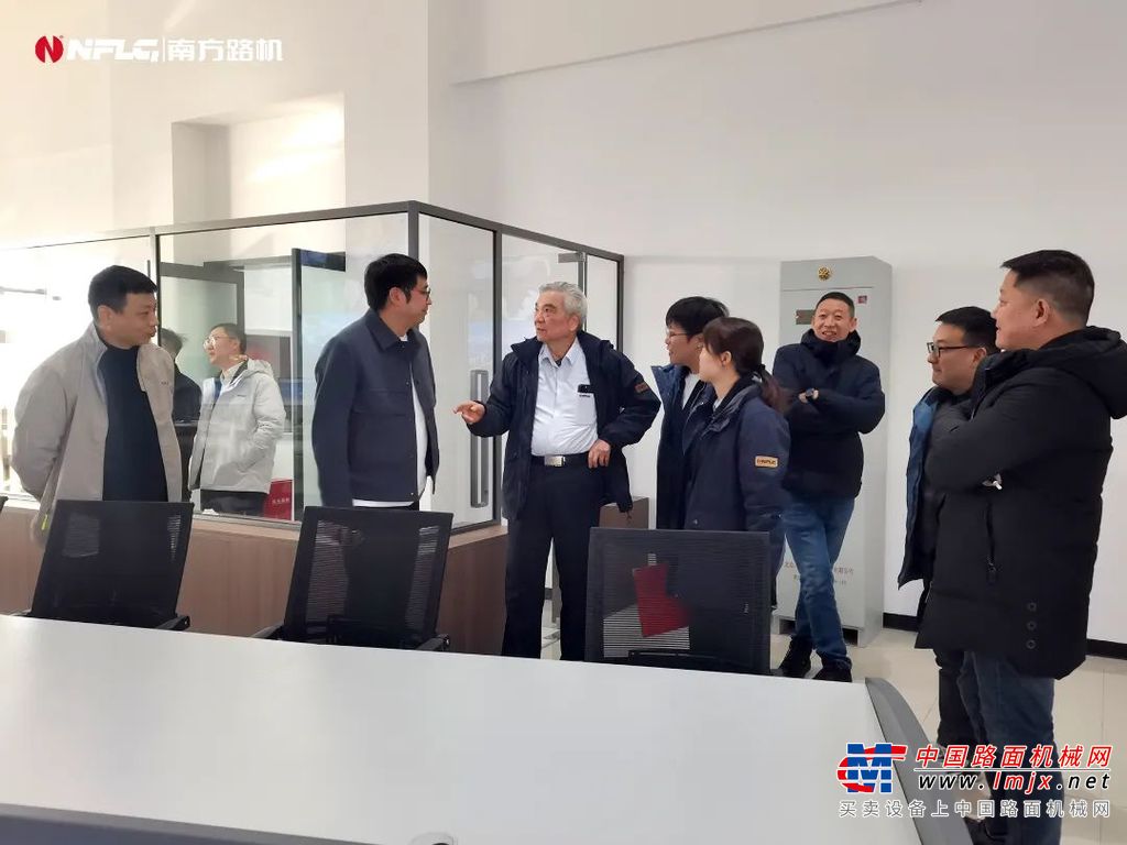 南方路机始终致力于为行业提供高端的产品及产业解决方案，致力于为客户打造智慧引领的无人化搅拌产业园。历经近三十载的潜心研发和创新，如今，南方路机商混搅拌设备已经遍布全球超过一万套，并已成功应用于港珠澳大桥、深中通道、中广核等多项国家超级工程，获得客户的高度赞誉。