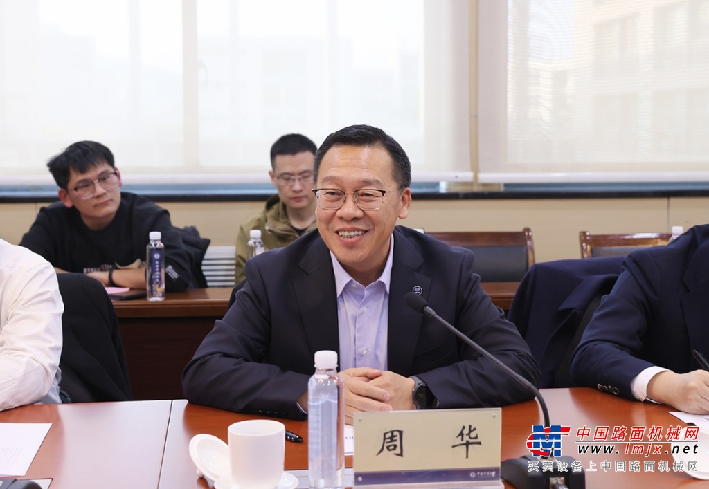 会上，孙雷重点介绍了徐工集团近几年在工程机械和商用车领域的创新发展成果，以及与中国矿业大学、中汽中心的合作进展。他表示，商用车板块是企业“一体两翼”战略布局中“一体”的重要组成部分，未来将在智能网联、动力电池等领域持续深化与中国矿业大学、中汽中心的合作，协同聚焦前沿技术攻关，以科技创新引领新质生产力发展。