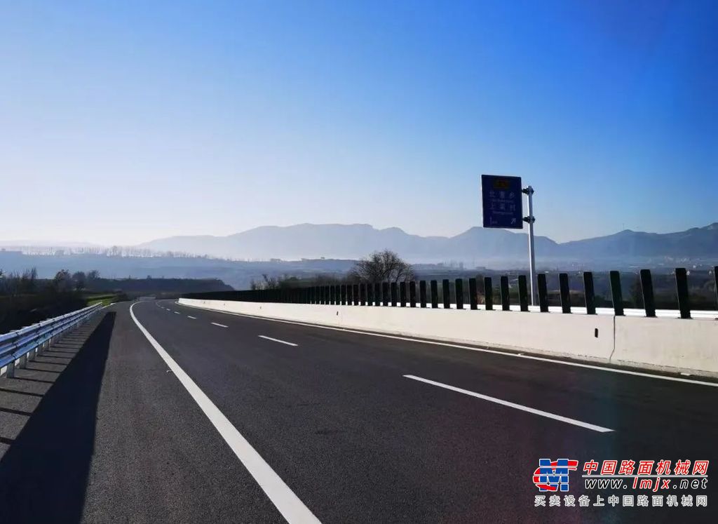 大别山鸡商项目，位于河南省，是河南省高速公路“13445工程”的重要组成部分，建成后将极大改善大别山区的交通现状，为推进鄂豫皖三省大别山区交通一体化战略注入强劲动力。自参建该项目以来，分公司项目部始终坚持精益求精的工作态度，按期推进施工进度，2024年9月底，分公司参建的项目标段沥青路面工程已顺利完成交付，为项目的按期推进和全线顺利通车奠定了坚实基础。