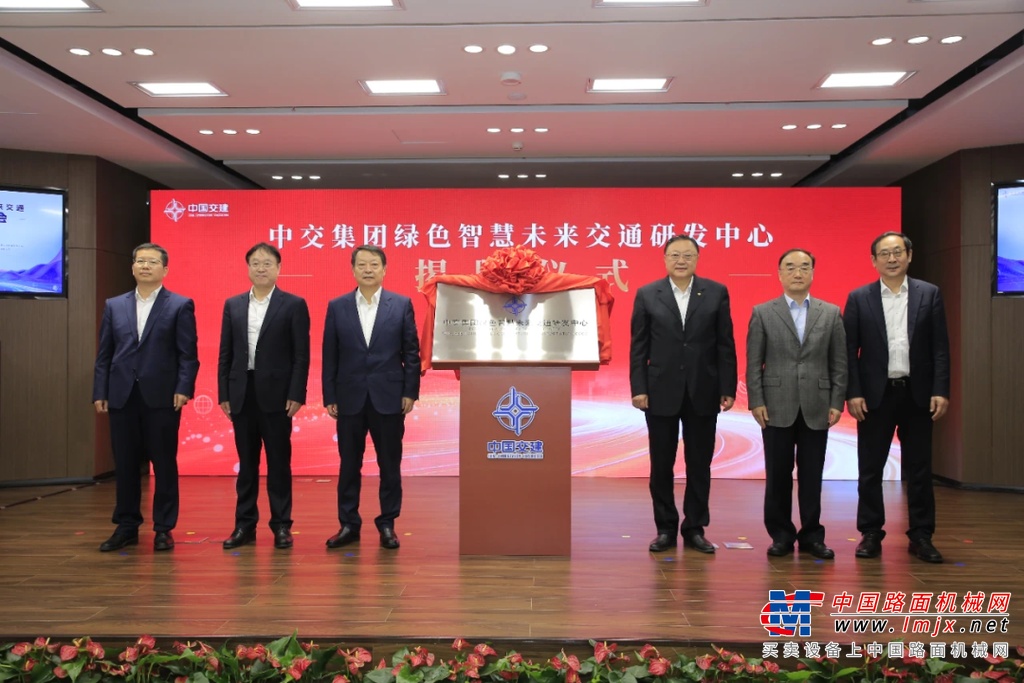 	11月14日，国家主席习近平同秘鲁总统博鲁阿尔特在利马总统府以视频方式共同出席中交集团承建的钱凯港开港仪式。习近平指出，短短几年时间里，一座现代化的港口拔地而起，令人振奋和鼓舞。钱凯港不仅是深水良港，还是南美首个智慧港口和绿色港口。“从钱凯到上海”，我们正在见证的，不仅是共建“一带一路”倡议在秘鲁的生根开花，也是一条新时代亚拉陆海新通道的诞生。7月2日和5日，习近平主席在对哈萨克斯坦和塔吉克斯坦进行国事访问之际，发表两篇署名文章分别提到公司承建的“图尔古孙水电站”“中塔公路”等工程，并给予高度评价。6月19日，国务院总理李强同马来西亚总理安瓦尔共同出席公司承建的马东铁项目鹅唛车站动工仪式。今年以来，中交集团深入贯彻落实中非合作论坛北京峰会提出的“十大伙伴行动”，全面实施《“公司国际化”深化改革实施方案（2023-2025年）》，加强国别组织建设，深度参与共建“一带一路”并取得重要成果，如马东铁项目举行联合运维协议签署仪式、斯里兰卡科伦坡港口城市内免税店开业、塞内加尔达喀尔快速公交项目通车运营、埃塞俄比亚首都宝丽机场三期项目投入运营等。9月12日，公司连续18年荣膺ENR全球最大250家国际承包商中国企业第1名。10月，公司4个项目获2024年ENR全球最佳项目奖。12月，公司连续19年入选“中国承包商80强和工程设计企业60强”榜单，位居“2024最具国际拓展力承包商”榜首。