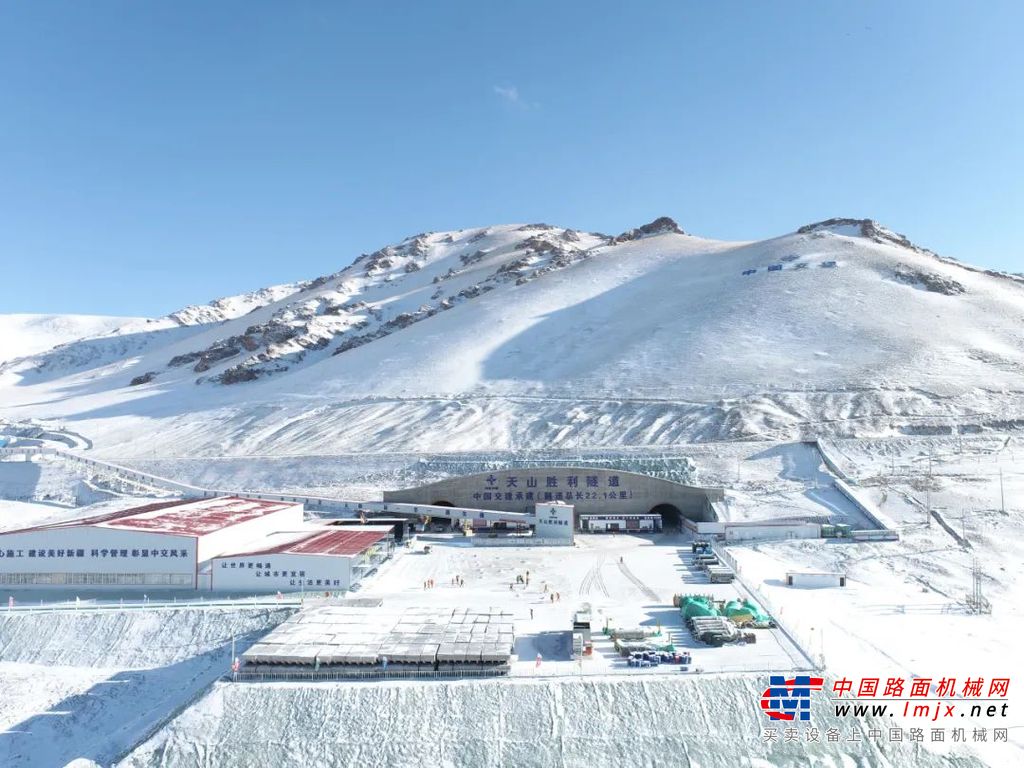 	6月30日，深圳至中山跨江通道建成开通。习近平总书记致信祝贺，并向参与规划建设的全体同志致以诚挚问候。习近平指出，深中通道是继港珠澳大桥后粤港澳大湾区建成的又一超大型交通工程，攻克了多项世界级技术难题，创造了多项世界纪录。全体参与者用辛勤付出、坚强毅力，高质量完成了工程任务。中交集团全面参与深中通道设计建设，历经7年圆满完成西人工岛、沉管隧道、深中大桥、中山大桥、非通航孔桥等关键性、地标性工程建设，向党和人民交上了一份满意答卷。1月17日，国家主席习近平复信中交集团资助的北京交通大学肯尼亚留学生及校友代表，鼓励他们继续为中肯和中非友好事业发光发热，同时称中交集团建设运营的蒙内铁路是中肯共建“一带一路”旗舰项目和成功典范。2016年至2018年，中交集团分三批全额资助100名肯尼亚优秀高中毕业生赴中国高校完成4年本科阶段学习。其中，6名留学生回国后作为蒙内铁路项目员工再次回到中国攻读硕士研究生。据统计，近年来，中交集团已全额资助400余名共建“一带一路”国家留学生来华学习深造，并在海外培养了数以万计的基建技术和运营管理人才。