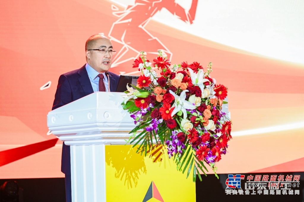 	董事长指出，面对工程机械市场正在经历寒冬期的困难和挑战，我们要清醒的认识到，前不久的中央经济工作会议明确提出，要实行更加积极的财政政策，更加宽松的货币政策，刺激经济，各省各市也在召开各自的经济工作会议，聚焦2025年经济发展作为头等大事解决，国家出台的一系列政策将持续发力，市场已经筑底，形势将逐步回升向好。