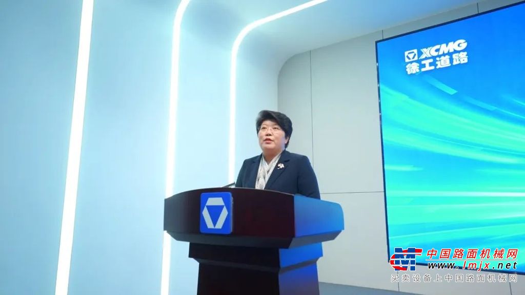 现场颁发2024年度优秀备件经销商、2024年度优秀特约维修站、2024年度循环业务贡献奖、2024年度市场贡献奖