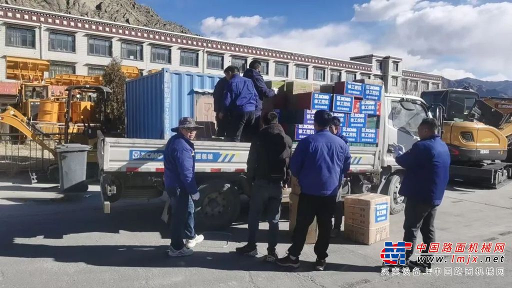 	2辆小型车，一辆徐工轻卡，6辆板车满载徐工专项物资及设备......“设备与物资均已报备，开具通行证，直达灾区！”徐工现场总指挥汇报到。
