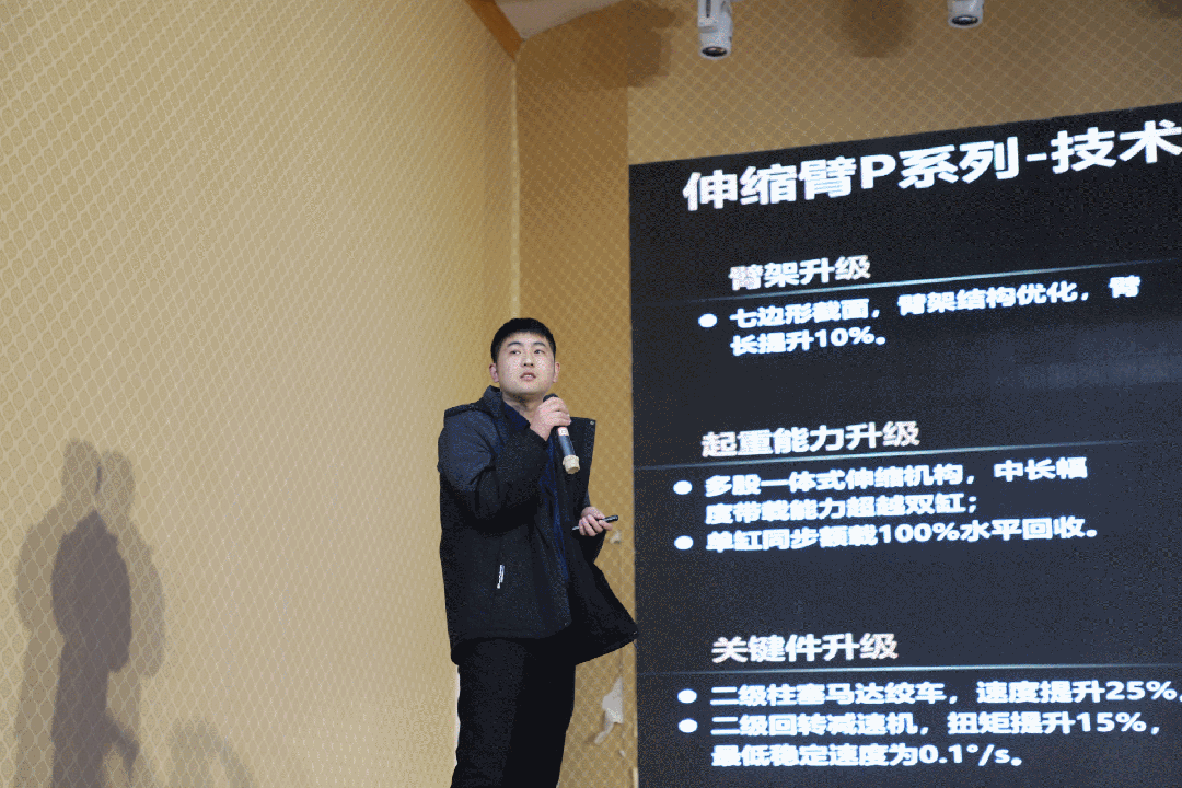 	在活动现场，我们精心准备了随车起重机、高空作业车、大吨位折叠臂起重机、防撞车等爆款设备的展示，确保每位到场客户都能上手体验徐工设备的操作。