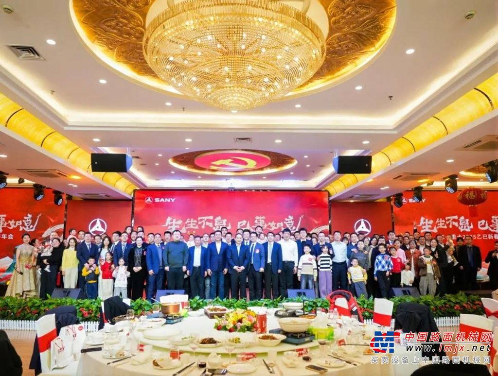 宴会厅现场以“新春园游会”为主题，将中国的非遗工笔扇、吹糖人、长沙特色美食糖油坨坨等搬到了会场，处处洋溢着温馨与喜悦。