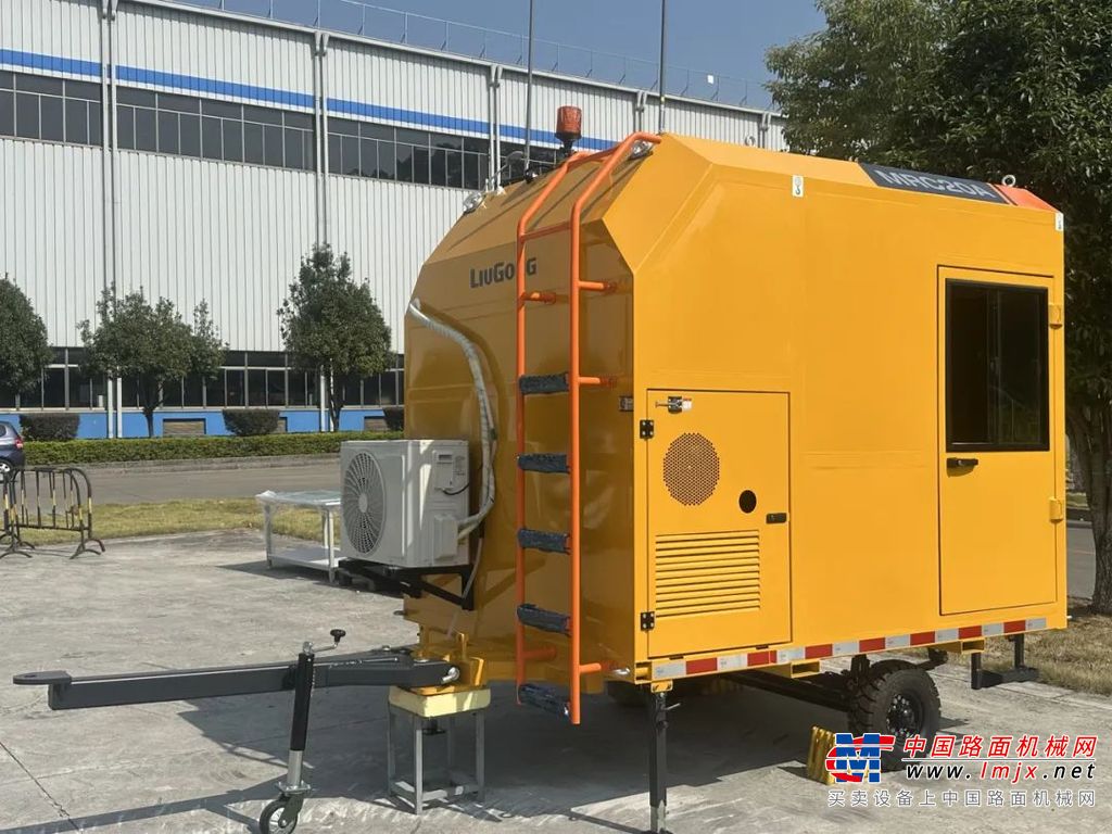 	柳工手持遥控产品专为复杂环境设计，让操作员可以在安全距离内精准控制挖掘机。该系统主要由遥控发射器和接收器组成，使现场人员可以远离挖掘机进行作业。其小巧轻便的设计便于携带，减少了操作疲劳，特别适用于视距范围内的遥控操作，真正实现了“游刃有余”。