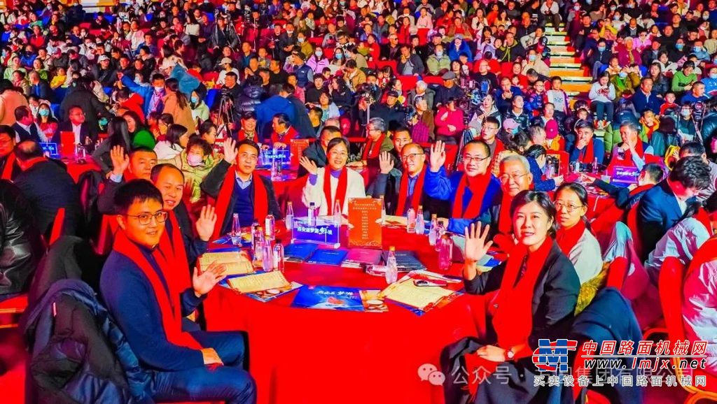 晚会现场，节目精彩纷呈，海阳非遗剪纸与中国传统服饰走秀惊艳全场，精美的剪纸作品与模特们的精彩演绎相得益彰，展现了海阳文化的独特魅力；荣获中国文联山花奖的作品《老少爷们扭起来》展现出海阳大秧歌的热情奔放和豪迈气势，传递出浓浓的年味和海阳人民的热情，为观众带来了一场视觉的艺术盛宴。这些节目从不同角度描绘了海阳这座优秀旅游城市的美丽风光和人民的幸福生活。