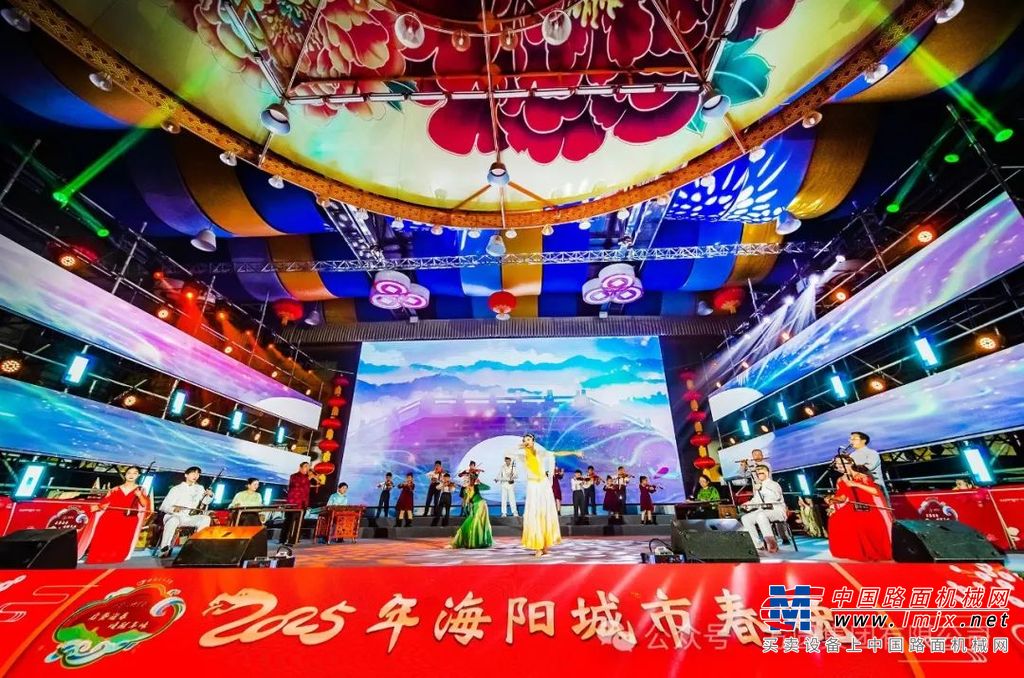 晚会在歌舞《难忘今宵》的旋律中圆满结束。