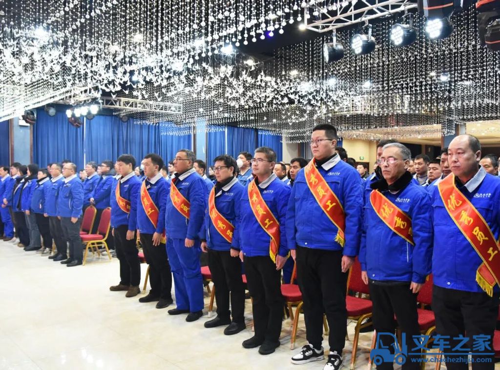 荣耀征程，共铸亚龙新辉煌——亚龙装备2024年度工作总结暨表彰大会圆满举行