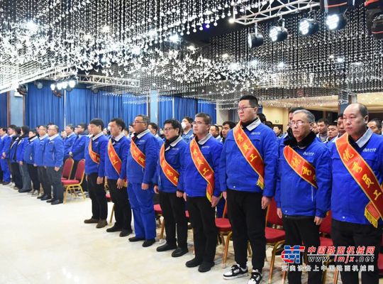 荣耀征程，共铸亚龙新辉煌——亚龙装备2024年度工作总结暨表彰大会圆满举行