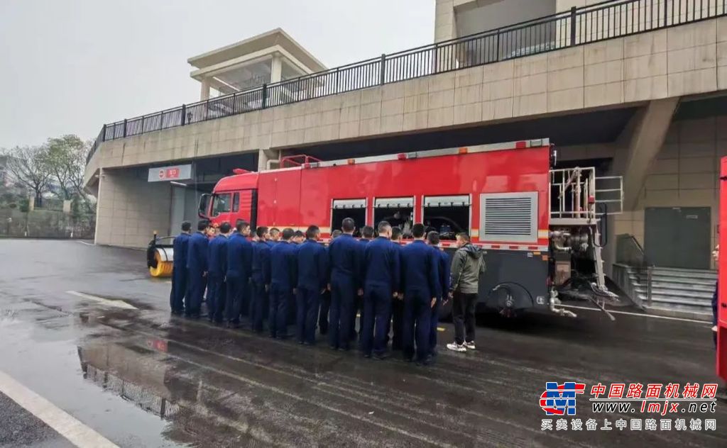 护航春运——美通多功能破冰除雪车