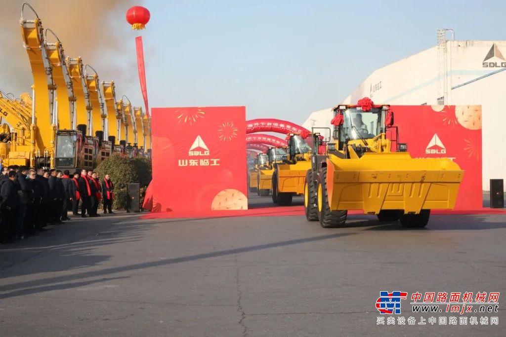 这些设备不仅在国内市场占据重要地位，更在国际市场上赢得了广泛认可。山东临工通过持续的技术创新和产品升级，不断提升产品的竞争力，在全球市场拥有稳健的竞争力，在全球市场中脱颖而出。