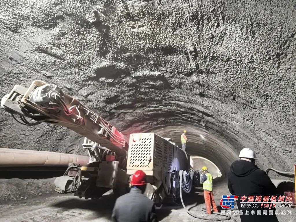 	在地质条件复杂、隧道断面大、施工区域狭窄等难题下，徐工悬臂式隧道掘进机以施工稳定、移动灵活、安全环保等特点受到客户高度认可。
