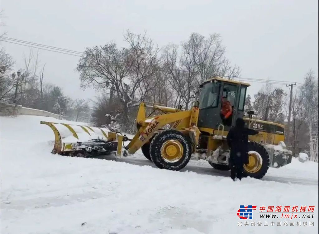 “环卫小王子”厦工装载机沈阳街头高效除冰除雪