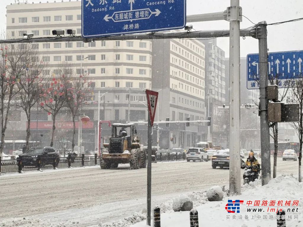 “环卫小王子”厦工装载机沈阳街头高效除冰除雪