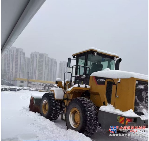 “环卫小王子”厦工装载机沈阳街头高效除冰除雪