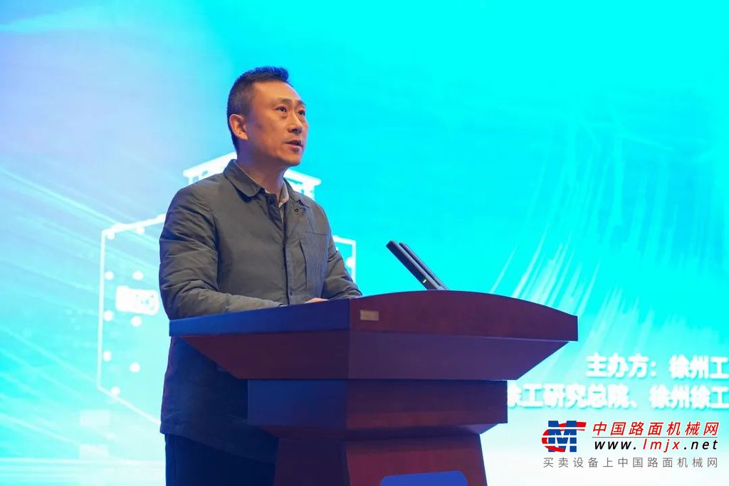 活动伊始，徐工集团、徐工机械董事长、党委书记杨东升先生致欢迎辞。他指出，徐工集团与比亚迪集团的战略合作是推动徐工绿色化转型升级的关键举措，三年来双方深度合作成果斐然。未来，双方将在新能源领域继续携手，集聚科技优势，蓄积创新动能，共创工程机械和商用车绿色化发展新未来。