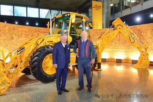 百岁JCB员工庆祝100万台JCB下线