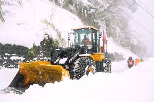 徐工装载机鏖战风雪保畅通 独龙江公路两日清雪超12万立方米