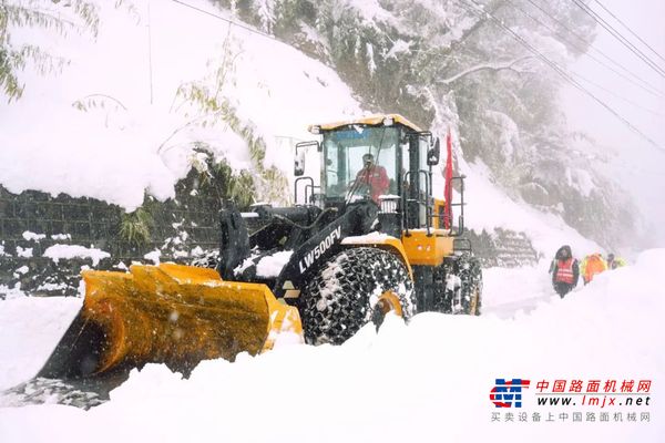 徐工装载机鏖战风雪保畅通 独龙江公路两日清雪超12万立方米