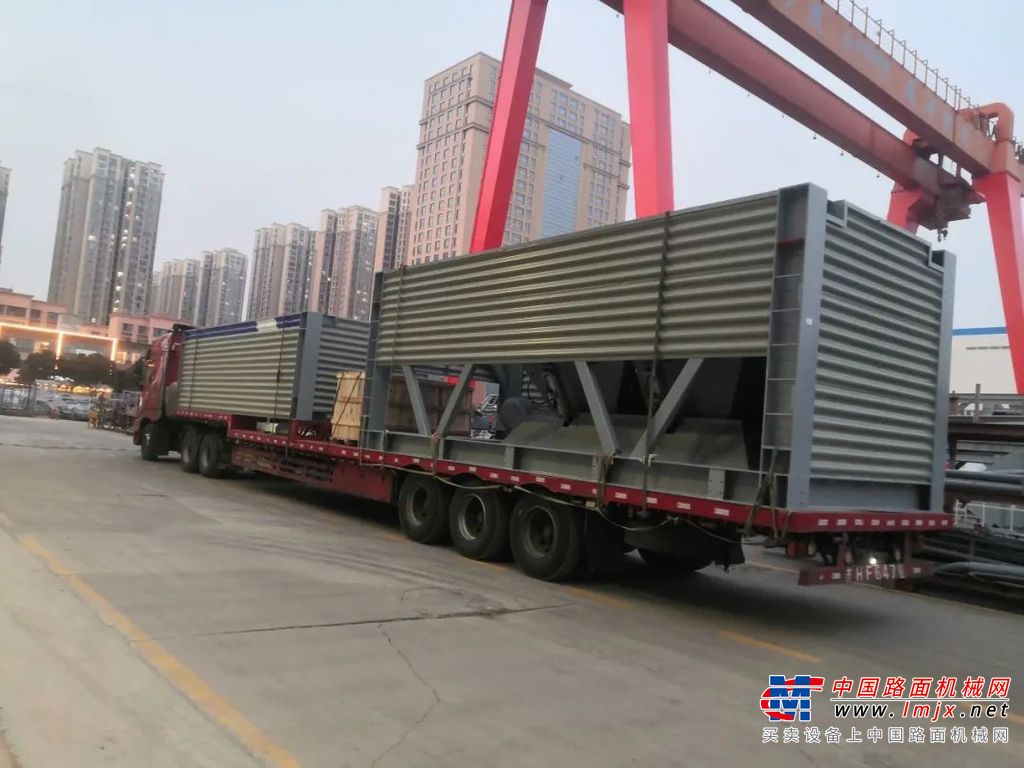 	本次发运的R4000型沥青拌合站是中交西筑的明星产品，集原生料与再生料一体化生产功能于一身，采用智能化控制系统，支持变频调速技术，配置烟尘回收二次燃烧装置及三级沥青烟气净化等先进环保系统，确保生产精准高效的同时，有效降低能耗与污染。