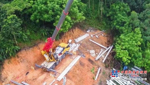 窄巷掉頭，山路從容！這款三一80噸汽車吊簡直“神操作”