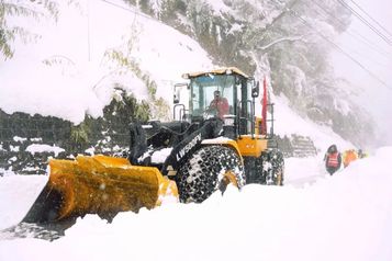 鏖战风雪！徐工装载机助力独龙江公路暴雪救援