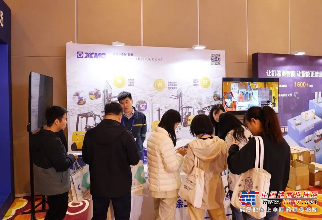 精彩亮相引领物流发展方向展会现场徐工叉车携鲲鹏系列电动平衡重叉车E2系列电动平衡重叉车惊艳亮相
