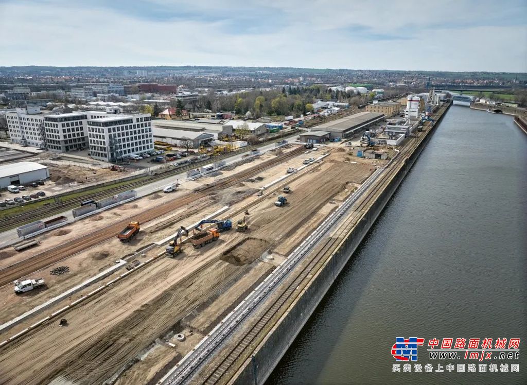 	在东德德累斯顿（Dresden）——腓特烈施塔特港口施工项目中，为铁路转运而建造的先进的拖车港口需要一种特别稳定、高质量的水稳基层。而维特根 WRC 240i 碎石再生机完全符合这一要求，成为了该项目的理想选择。