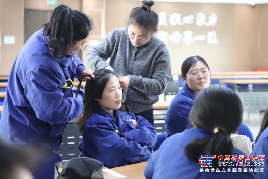 	“三八”国际劳动妇女节来临之际，正值一季度生产大干，公司党委副书记、工会主席马鸣，连续第六年将工会、女职工先进集体及优秀个人送到基层分会，激励广大女同胞，坚定干事创业的信心，谱写新时代徐工传动高质量发展的巾帼华章。