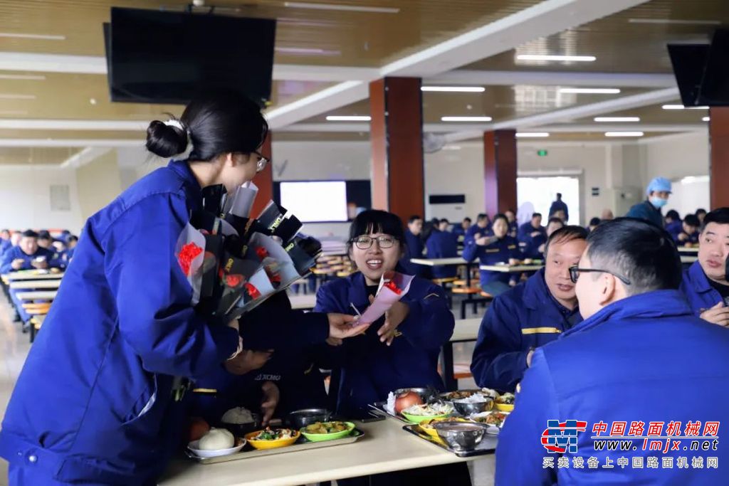 	为进一步丰富女职工精神文化生活，工会还组织“金箔画”体验活动，以指尖技艺感受千年金箔画的魅力，共赴一场春日里的文化之约。