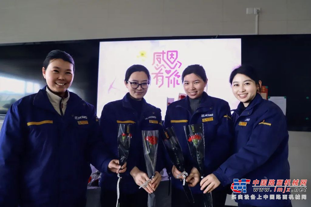 	绘图、涂胶、贴箔、装裱，活动现场一度繁忙。只见女职工指尖轻触，一幅幅色彩各异的金箔画跃然纸上，既展现了传统工艺的精妙，也寄托了女职工们对美的向往。