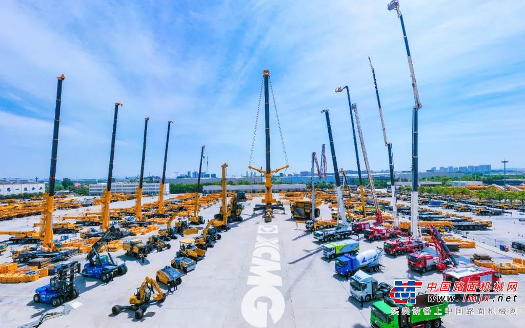 	2023年春天，习近平总书记参加十四届全国人大一次会议江苏代表团审议时，明确提出：“高质量发展是全面建设社会主义现代化国家的首要任务。”一年之后，同样是在参加江苏代表团审议时，总书记对高质量发展作出进一步阐释：“要牢牢把握高质量发展这个首要任务，因地制宜发展新质生产力。”今年，总书记再次明晰发展新质生产力的基本路径。