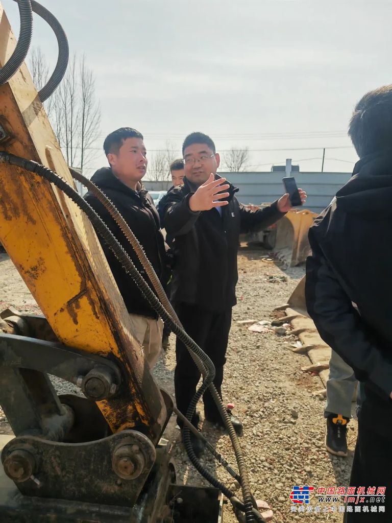 	郭老板是石家庄一位市政绿化工程的承包商，他的柳工906FW轮式挖掘机已经使用了一年。正值开工前夕，柳工服务团队为他的设备进行了全面检查，确保机器以最佳状态投入工作。聊起这台“轻骑兵”，郭老板赞不绝口：“这台机器配上割草装置，简直就是城市绿化的神器！”