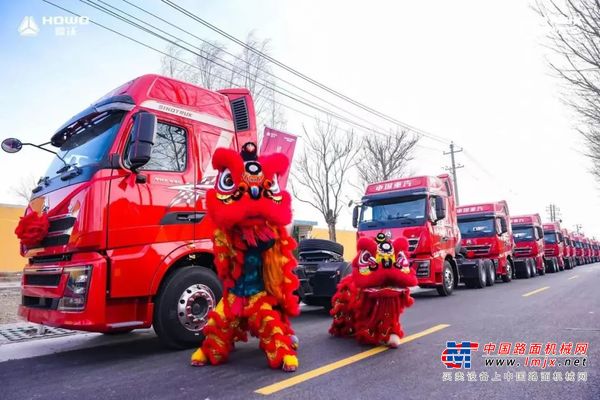 长风浩起 豪沃启新——重汽豪沃重卡500台战略签约暨首批200台豪沃子母车交付宁夏大客户