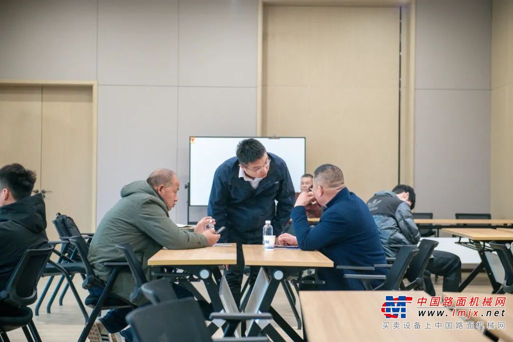 	活动现场介绍了徐工循环业务模式及二手机商务政策，从设备评估、再制造升级到售后服务，为客户提供了更加灵活、经济的设备选择。