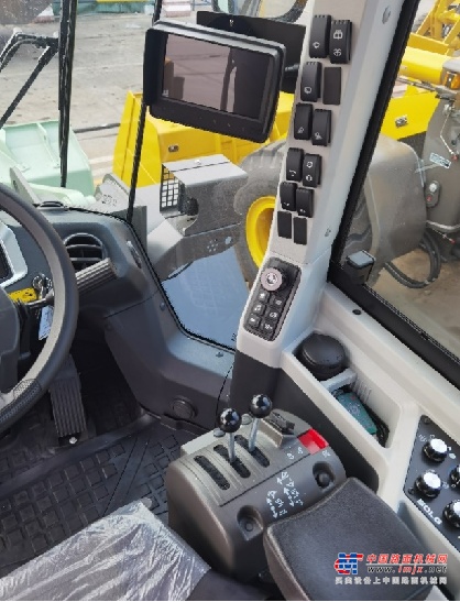 	高效电驱系统：L962HEV电动装载机选用行业优质三电系统，采用临工自主开发的全电控系统，有效节约能耗，延长续航时间。具备高功率密度、高效率、高可靠性等特点，可实现精准的动力输出和能量回收，最大程度提升能源利用效率。