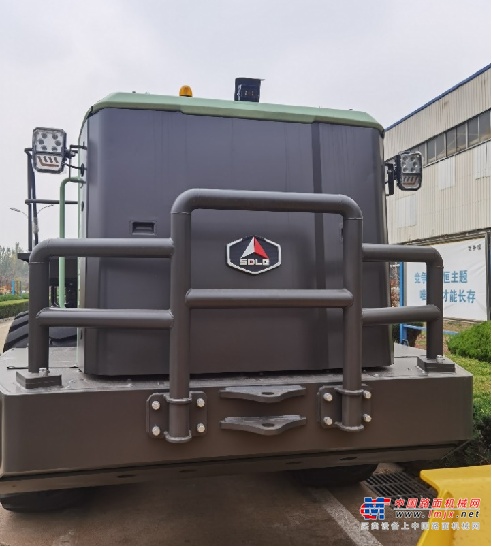 	L962HEV电动装载机并非简单的“油改电”产品，而是山东临工基于对电驱动技术的深刻理解和多年技术积累，倾力打造的一款革命性产品。其卓越的电装性能背后，是多项核心技术的突破和创新：