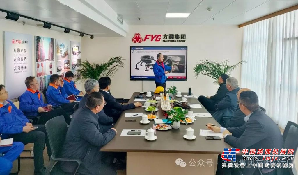 各位来宾实地参观建设机械二厂、建设机械有限公司、成套设备有限公司、电气有限公司，详细查看了车间的现场管理、生产工艺流程，然后参观了集团主厂区的产品样机。通过参观介绍，了解集团相关产品的加工制作、生产工艺及质量保障体系，专家们对产品的质量把控、创新设计和先进制造工艺给予高度评价。最后来到方圆科技文化中心，参观方圆集团发展历程展览。