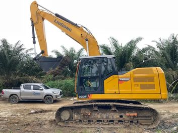 柳工印尼首台920F挖掘机成功交付