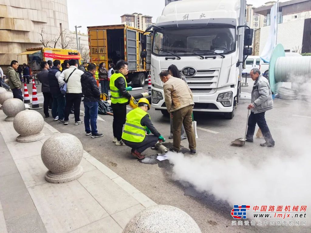 会议现场，徐工的操作人员进行了管道修复的模拟动态操作演示。操作人员将修复材料拉入待修复管道中，在蒸汽机加热的作用下，修复材料速贴合管道内壁，冷干机冷却进行软管固化，形成一层坚固、密实的防护层，有效解决了管道渗漏、腐蚀等问题。