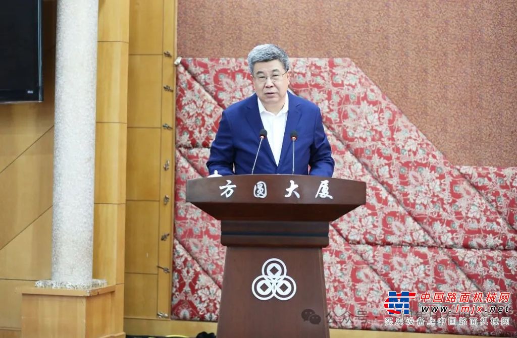 秘书长刘双作第三届标委会工作总结,指出在过去的工作周期里，组织行业专家对多项关键标准进行修订与完善，有效提升了塔式起重机标准的科学性与实用性，为行业生产、检验、使用等环节提供了有力的技术依据。下一步将紧密围绕行业发展需求，持续优化标准体系，加快制定适应新技术、新应用场景的标准，强化标准实施监督力度，确保标准得到严格执行。同时，加强国际合作与交流，积极参与国际标准制定，有力推动我国塔式起重机行业标准化、规范化、高质量发展进程。