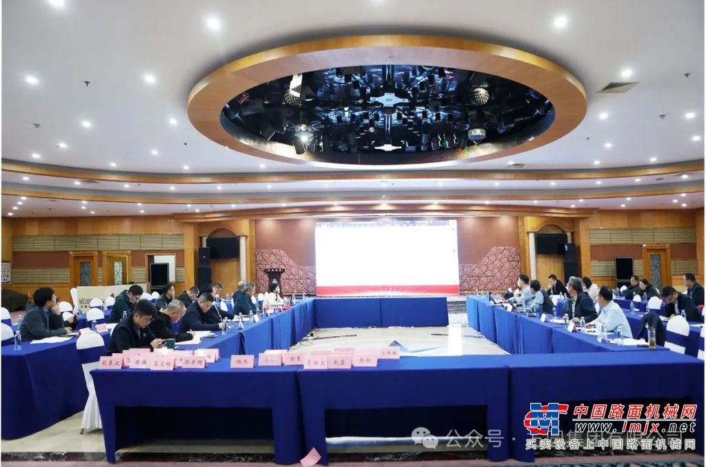 会议分组审查了《起重机载荷与载荷组合的设计原则第三部分：塔式起重机》、《起重机限制器和指示器第三部分：塔式起重机》两项标准，并获通过。