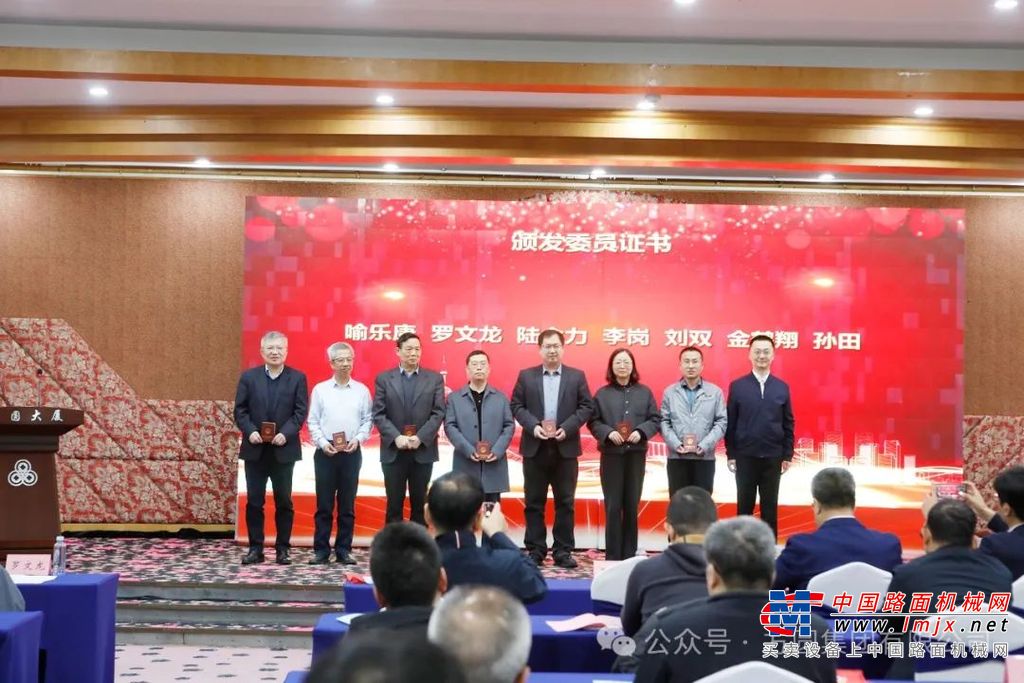 中国机械工业联合会业务主管王墨洋在会上讲话指出，塔式起重机作为建筑施工领域的关键设备，其标准化工作对于保障施工安全、提高工程质量、促进行业规范发展具有重要意义，标委会要紧紧围绕行业发展需求，加强标准体系建设，强化标准的实施与监督，确保标准真正落地生效，积极参与国际标准制定，推动我国塔式起重机标准走向国际，提升在国际市场的话语权和竞争力。